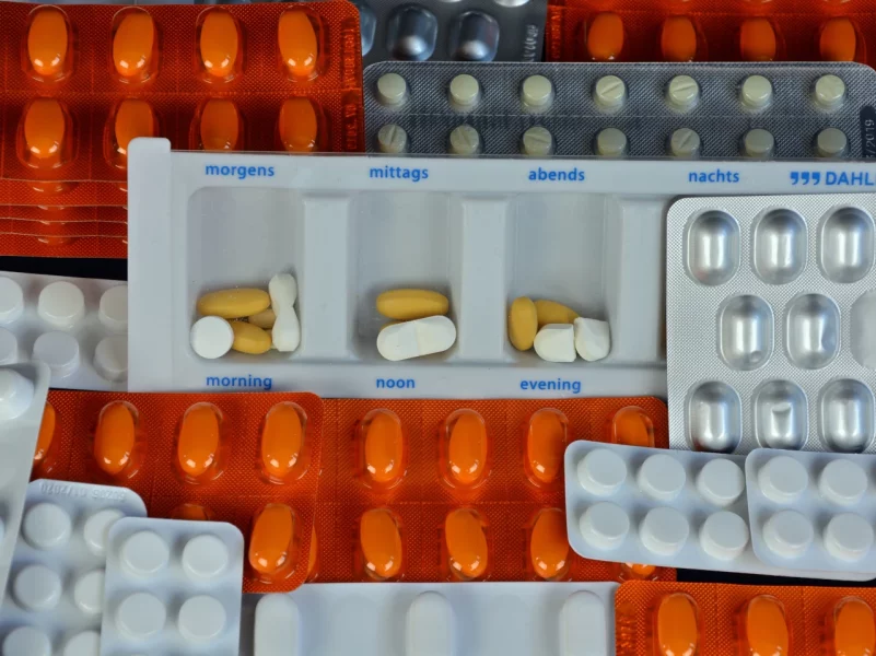 Verschiedene Medikamente und Tabletten in einem Medikamentenbehälter